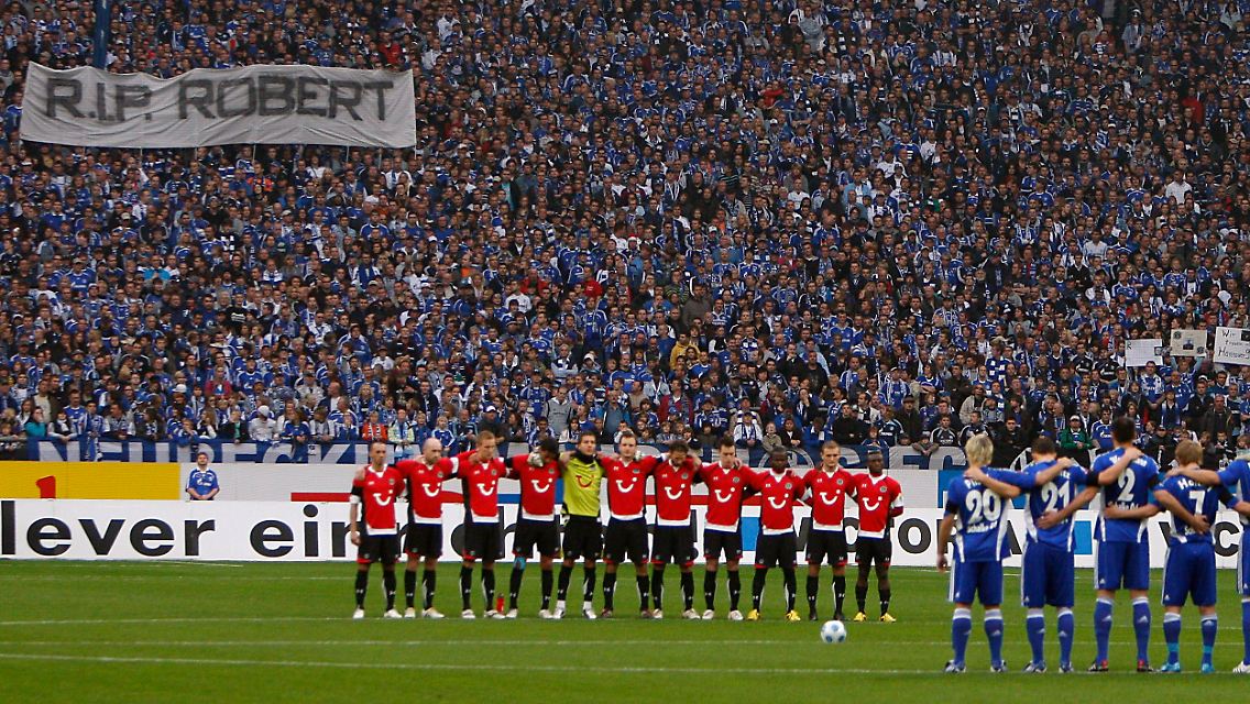 Im Gedenken an Robert Enke wurde vor allen Spielen eine Schweigeminute abgehalten.