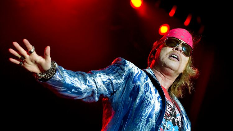 Das Kopftuch ist auch heute noch ein Markenzeichen von Axl Rose.