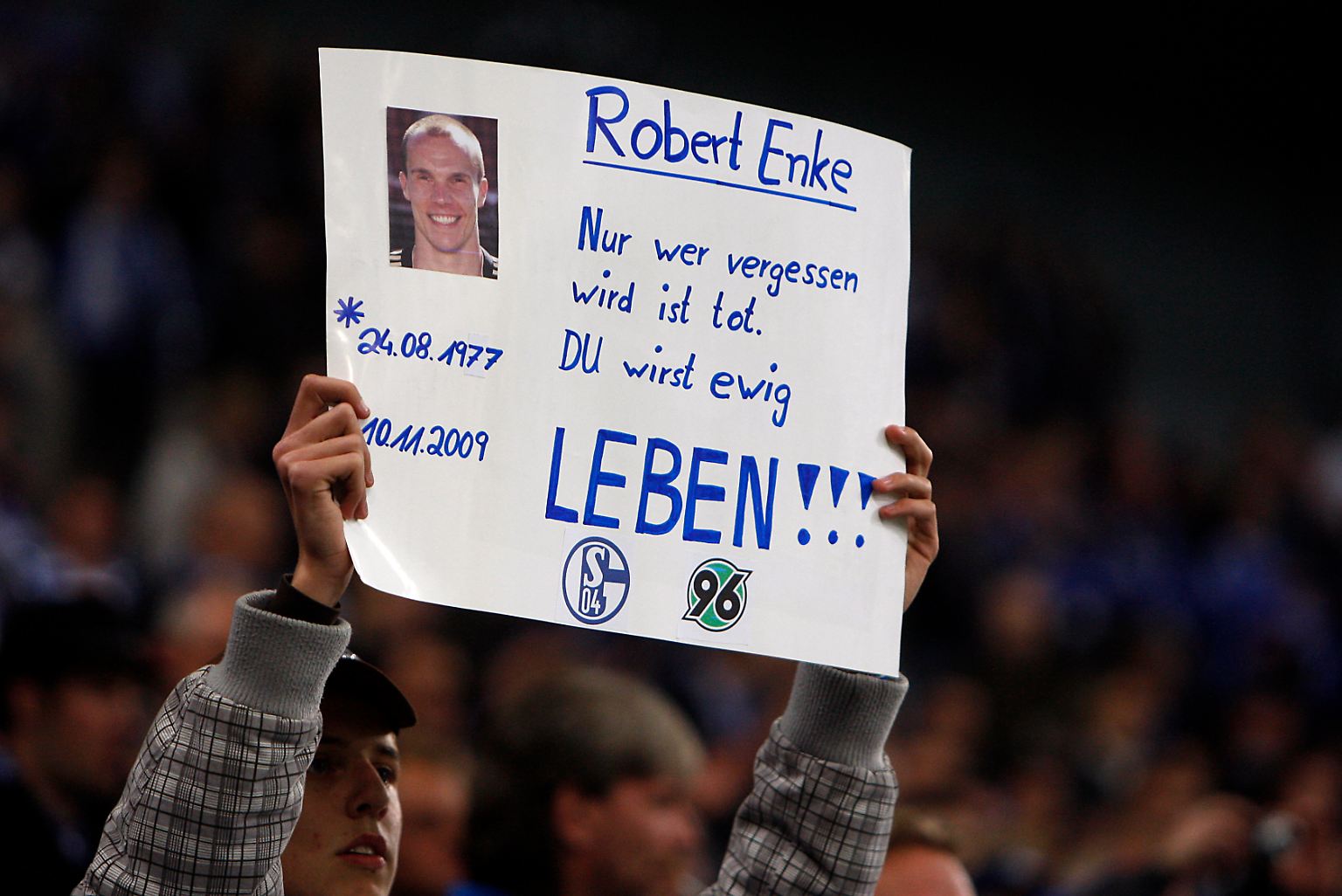 In allen Bundesligastadien wurde am 13. Spieltag des verstorbenen Robert Enke gedacht, von Fans ...
