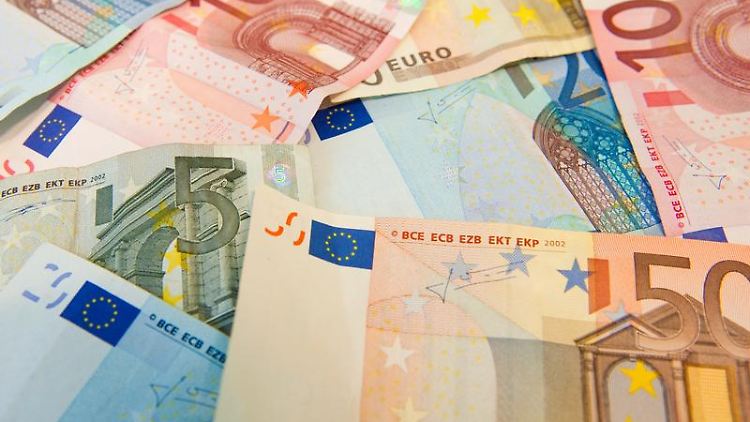 Obwohl das Thema Geld fast allgegenwärtig ist, reden die meisten Menschen kaum darüber. Das kann zu Problemen führen. 