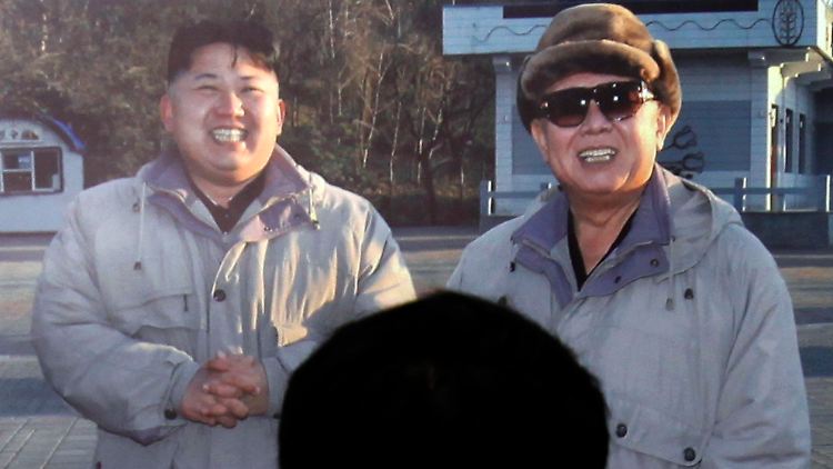Kim Jong Il mit seinem Sohn und Nachfolger Kim Jong Un auf einem Poster im Kulturpalast der Volkes in Pjöngjang.