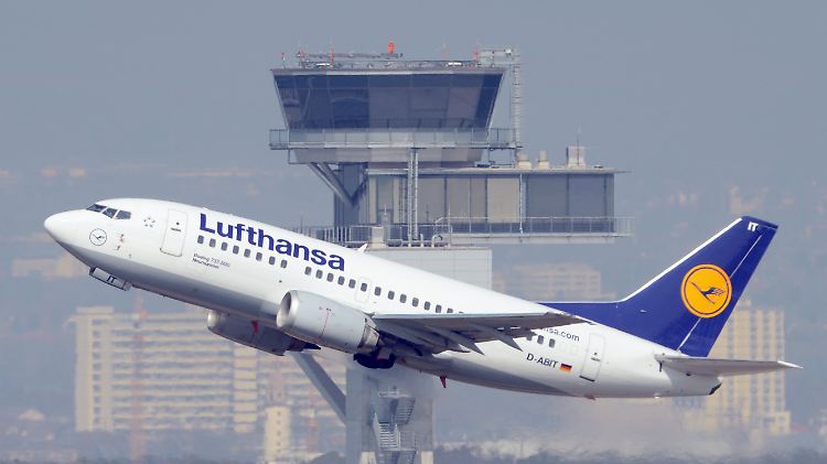 Steigflug ab Frankfurt: Eine 737-500 zieht in den Himmel.