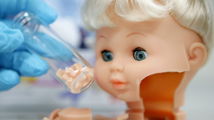 Rötungen, Bläschen und Entzündungen können die Reaktion auf chemische Substanzen in Spielzeug sein.