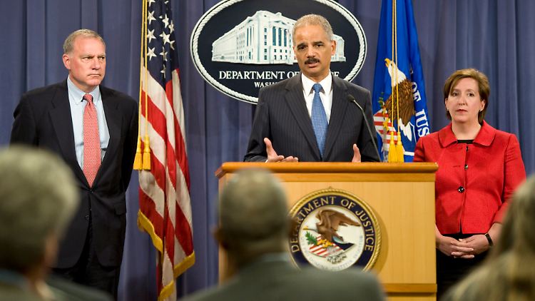 Mächtige Gegner: US-Generalstaaatsanwalt Eric Holder (M) hat gegen Apple Klage wegen "Verschwörung" erhoben.