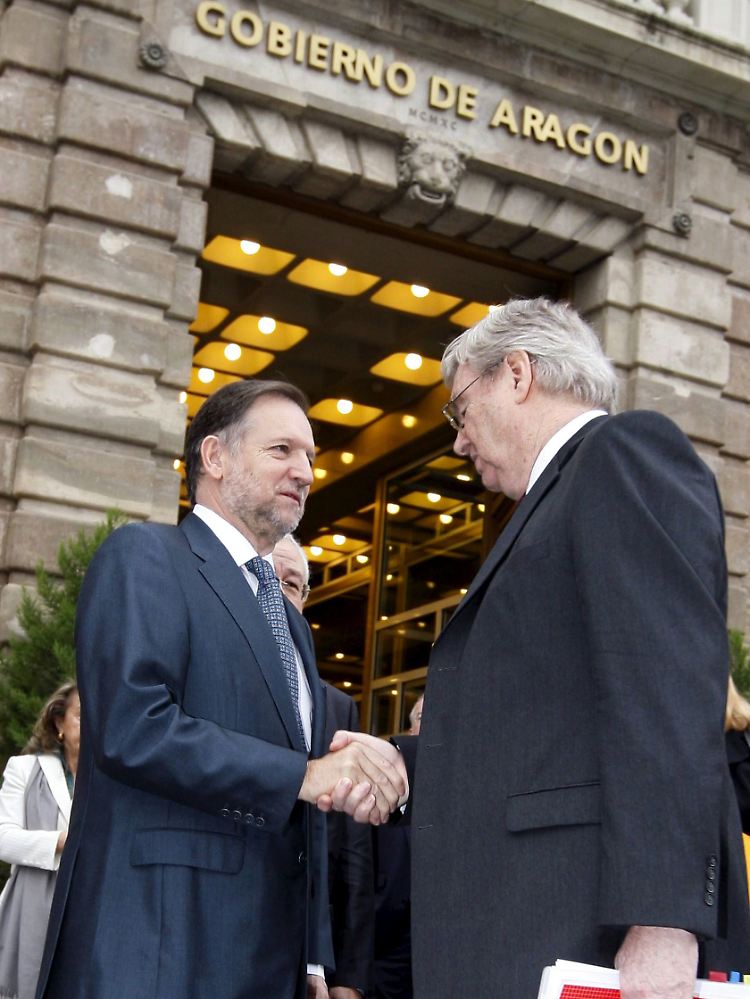 GM-Europachef Nick Reilly (r.) feilscht mit den Europäern um die Opel-Standorte. Hier mit dem Regierungspräsidenten von Aragon, Spanien, Marcelino Iglesias.