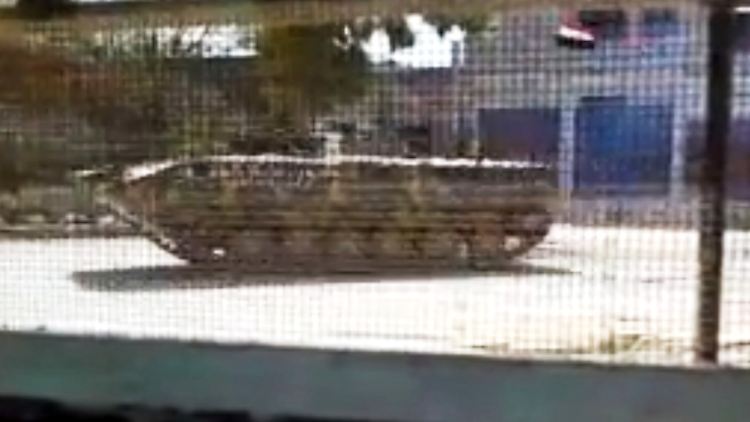 Ein Panzer der syrischen Armee rast durch Idlib. Die Armee spricht vom Rückzug der Truppen, die Opposition von einem "Scheinrückzug".
