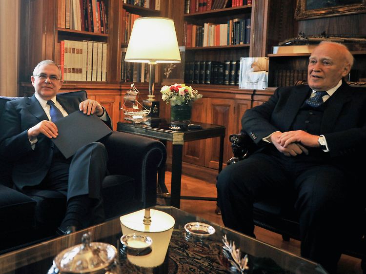 Neuwahlen am 6. Mai: Regierungschef Lukas Papademos (l.) erklärt Staatspräsident Karolos Papoulias den Zeitplan.