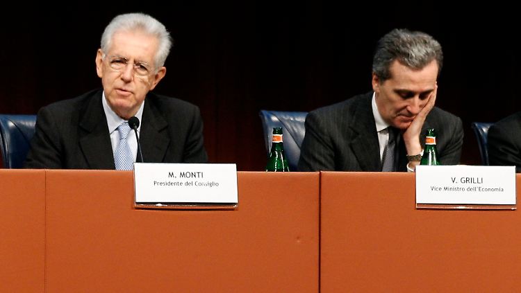 "Wir haben keine Eile, uns bei diesen Zinsen zu refinanzieren": Vize-Wirtschaftsminister Vittorio Grilli, hier rechts neben Regierungschef Mario Monti.