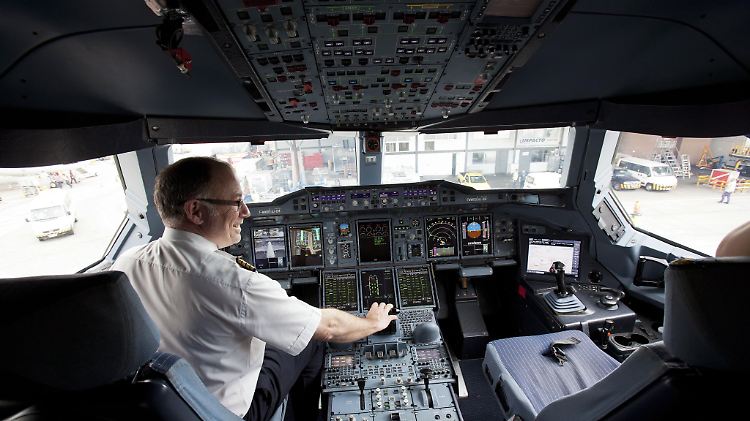 Der Copilot wartet schon: Blick ins Cockpit einer A380.