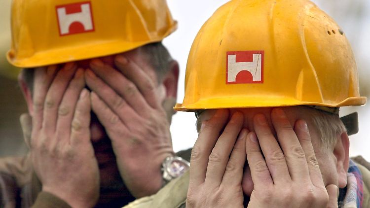 Tränen der Freude über die Rettung des Arbeitgebers: Bauarbeiter weinen, nachdem sie stundenlang in der Kälte ausgeharrt hatten.