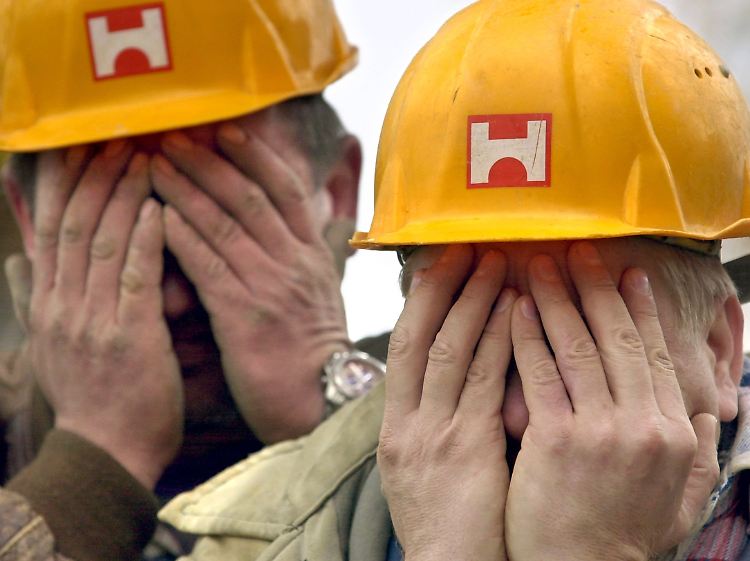 Im November 1999 hatten die Holzmann-Beschäftigten noch mit dem damaligen Kanzler Gerhard Schröder die Rettung gefeiert. Zweieinhalb Jahre später folgte das endgültige Aus.
