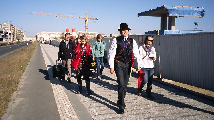 Reiseführer Philip von "CorruptTour" zeigt einer Gruppe deutschsprachiger Touristen die Tunnelbaustelle Blanka in Prag.