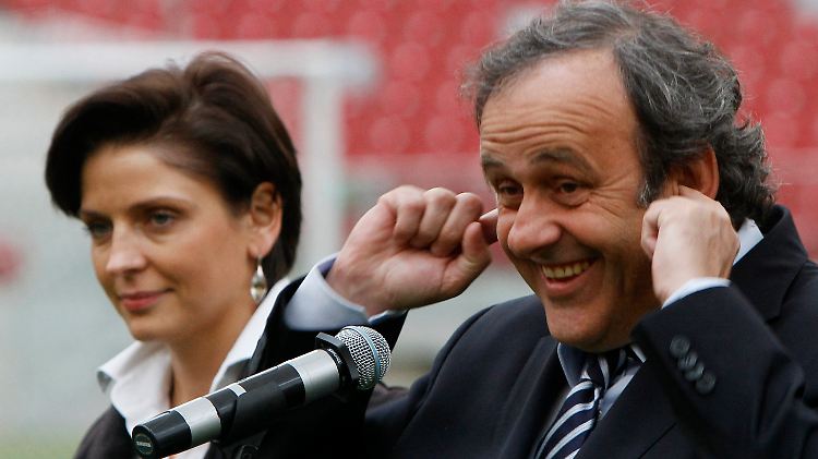 Ihm gefällt nicht, was er da hören muss: Polens Sportministerin Joanna Mucha und UEFA-Präsident Michel Platini bei einer Pressekonferenz im Nationalstadion in Warschau.