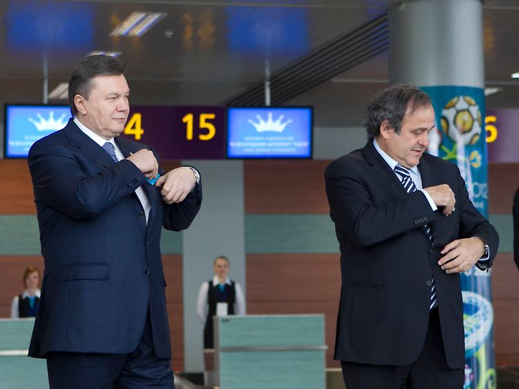 Platini in Lwiw mit dem Präsidenten der Ukraine, Viktor Janukowitsch, bei der Eröffnung des neuen Flughafen-Terminals.