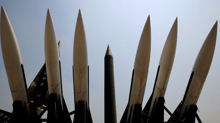 Mit Boden-Luft-Raketen wollen sich die Südkoreaner vor Angriffen aus dem Norden schützen. Die Raketen mit den Ein-Tonnen-Sprengköpfen dürften eher für einen etwaigen Gegenschlag gedacht sein.