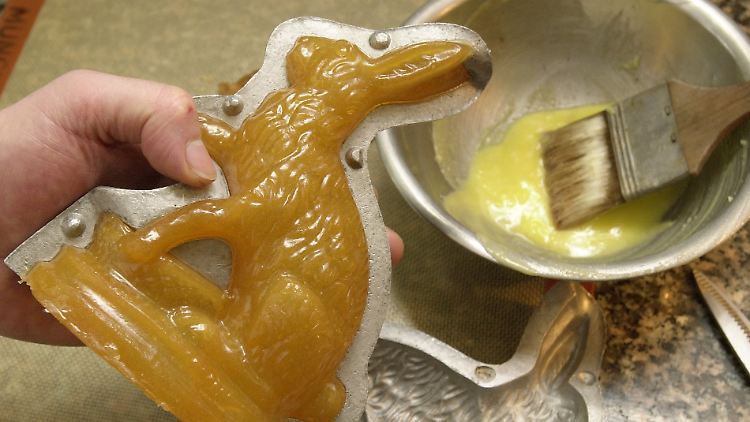 In Bäckereien gibt es noch die typischen Karamellhasen zu Ostern.
