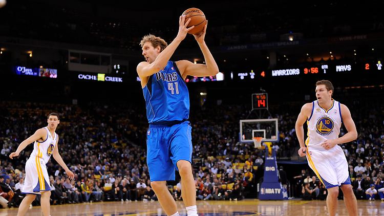 Alles im Griff: 27 Punkte erzielte Dirk Nowitzki gegen die Golden State Warriors - damit war er fast für jeden vierten Punkt von Dallas verantwortlich.