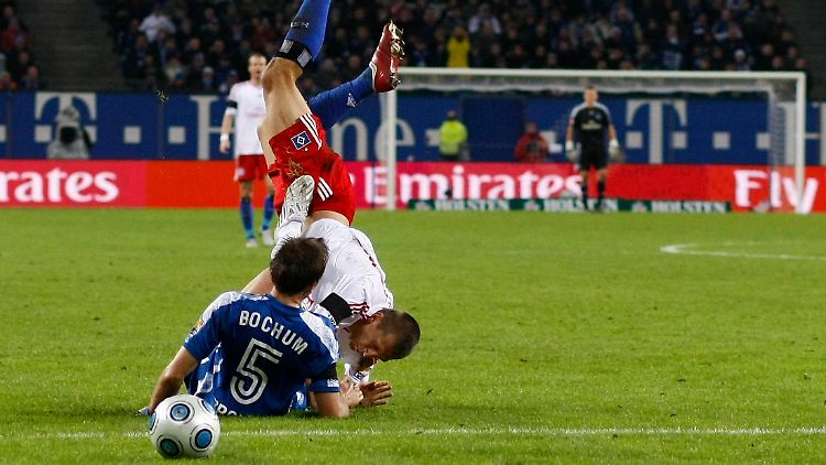 Hamburgs Robert Tesche versucht sich gegen Christoph Dabrowski vom VfL durchzusetzen - vergeblich.
