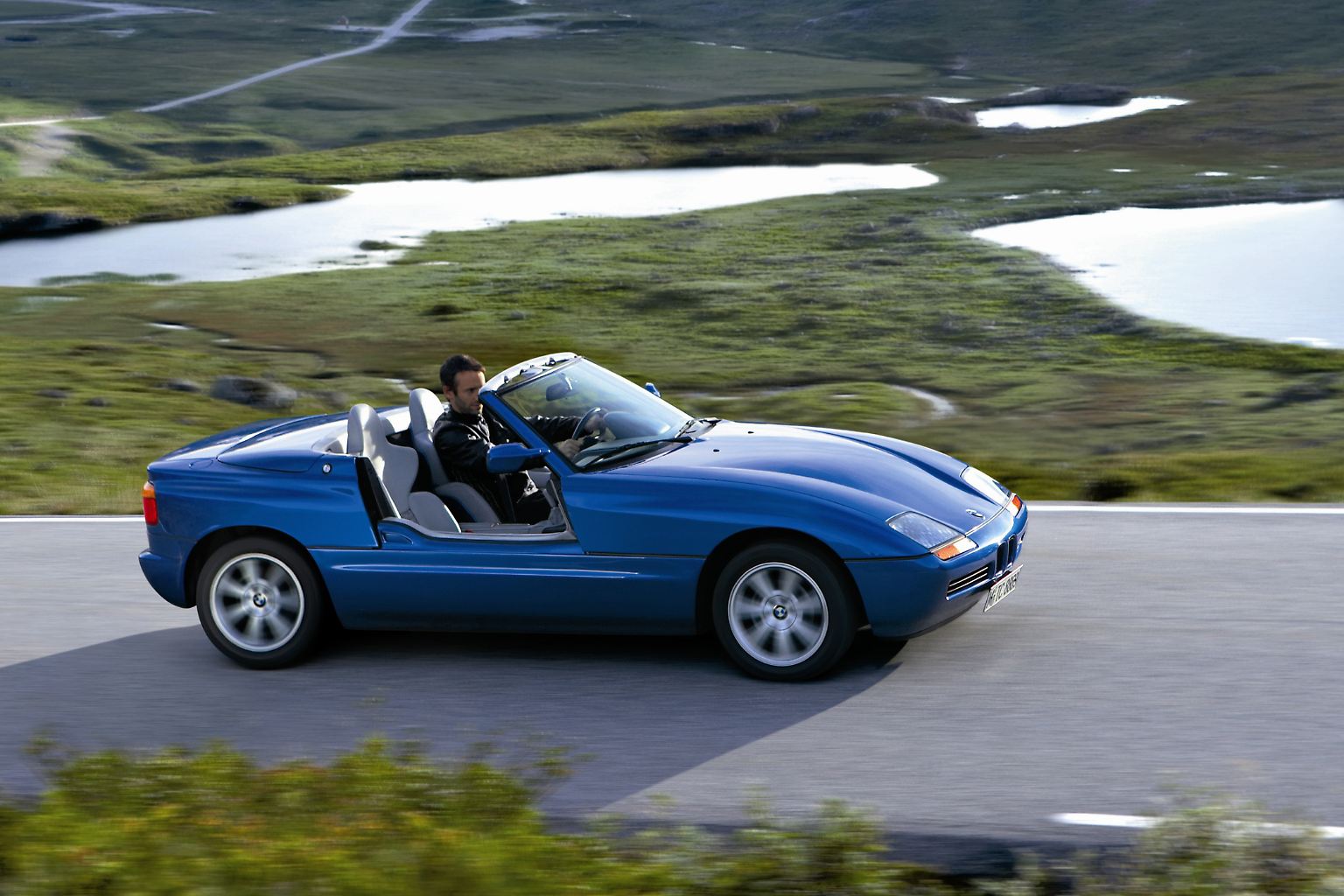 Der BMW Z1 leitete eine Zeitenwende bei Sportwagen ein. Mit zwei Sitzen, Stoffdach und Hinterradantrieb zeigte er nach jahrelanger Roadster-Flaute wieder, ...