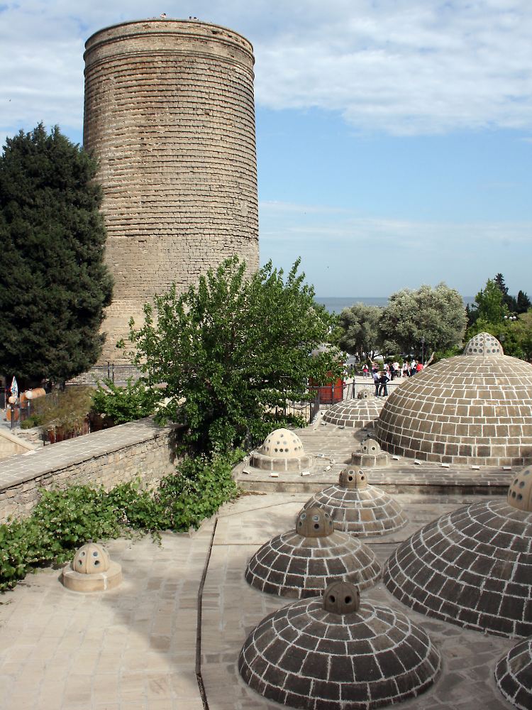 Symbol der Liebe und Reinheit: Der Jungfrauenturm ist eine der Hauptsehenswürdigkeiten in der Altstadt von Baku.