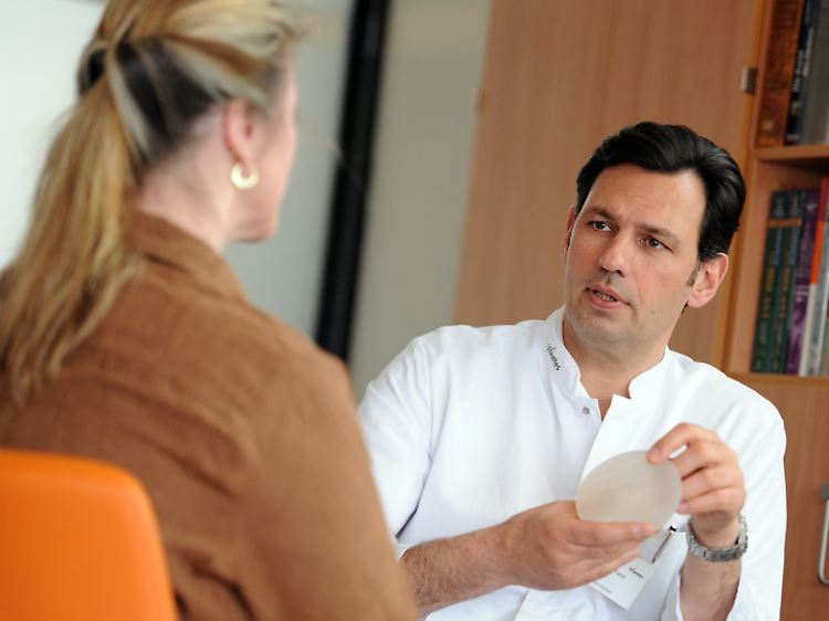 Patienten sollten nicht versäumen, den Arzt nach entsprechenden Qualifikationen zu fragen.