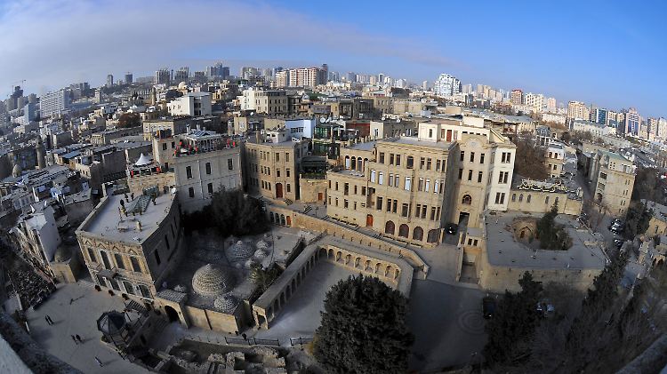 Vorne die Altstadt, hinten die modernen Hochhäuser: Baku ist reich an Geschichte - und so etwas wie ein Dubai am Kaspischen Meer.