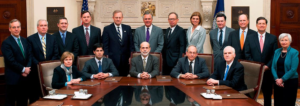 Fototermin im März 2009: Der Offenmarktausschuss in voller Pracht. Bullard steht als Dritter von links neben Bernanke.