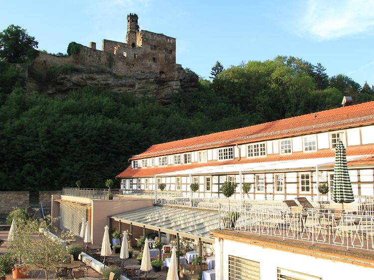 Die alte Burg thront über dem herrschaftlichen Landsitz der Grafen zu Hardenberg, der alten Kornbrennerei und dem Burghotel mit seinen traditionellen Fachwerkmauern.