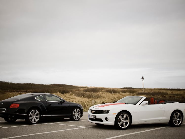 Den Vergleich muss der Camaro nicht scheuen. Hier bittet er einen Bentley zum Foto-Shooting.