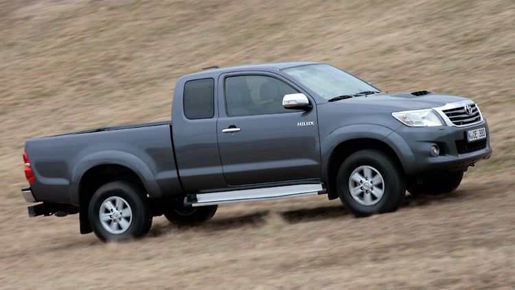 Dank Untersetzungs-Getriebe ist der Hilux auch im Gelände nicht in Verlegenheit zu bringen.