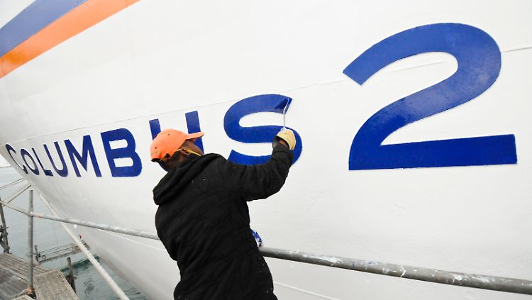 Feinschliff vor der Taufe: Die "Columbus 2" bekam auf einer Werft in Barcelona einen Außenanstrich in den Farben von Hapag Lloyd Kreuzfahrten. Das Schiff fuhr vorher als "Insignia" für Oceania Cruises.