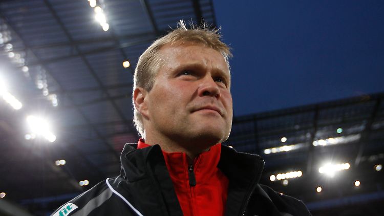Frank Schaefer wurde als Retter geholt und will mit dem 1. FC Köln auch die Rettung schaffen.