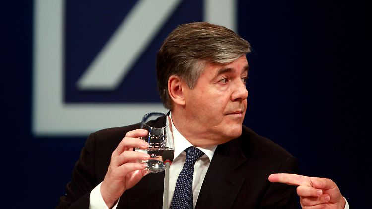 Ackermann geht, die Deutsche Bank verändert sich.