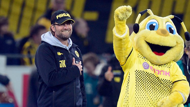 Von BVB-Maskottchen Emma kursierten nach dem Sieg gegen Bayern nicht nur solche unverfänglichen Fotos.