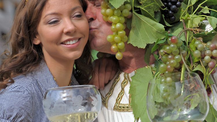Die sächsische Weinkönigin Annegret Föllner wirbt mit Bacchus für den veredelten Rebensaft des Freistaates.