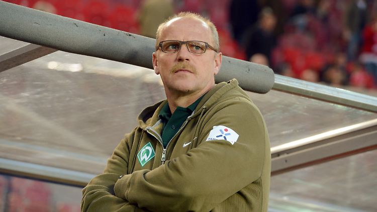 Die Sorgenfalten von Bremen-Trainer Schaaf werden größer.