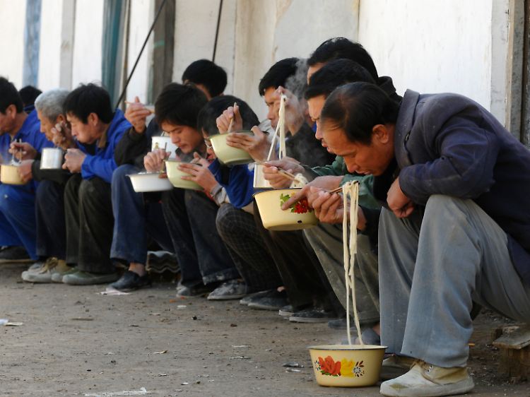 Wenn das Wirtschaftswachstum einbricht, klopfen in Peking Millionen von Wanderarbeitern an.