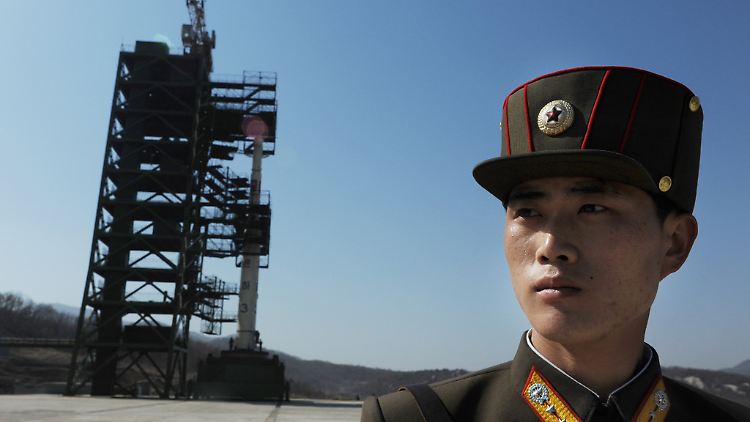 Ein nordkoreanischer Soldat steht vor einer Unha-3 Rakete an einer Abschussrampe in Tangchai-ri an der Westküste Nordkoreas.