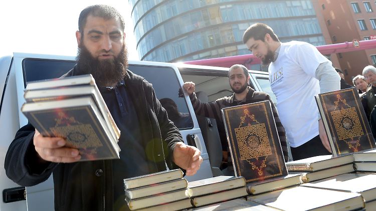 Salafisten verteilen in Berlin Korane.