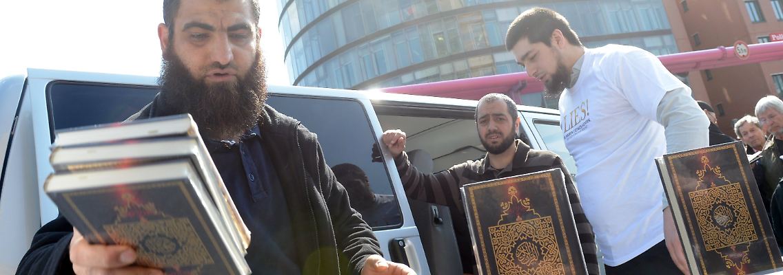 Salafisten verteilen in Berlin Korane.