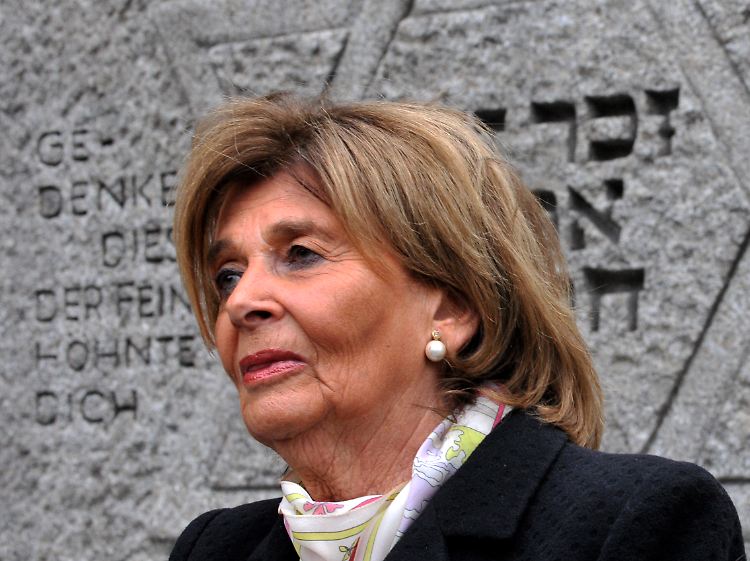 Charlotte Knobloch begleitet Westerwelle.