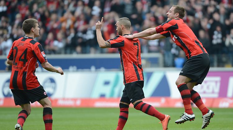 Die Frankfurter Spieler Sebastian Jung (l-r), Benjamin Köhler und Matthias Lehmann jubeln nach dem Tor zum 4:0.