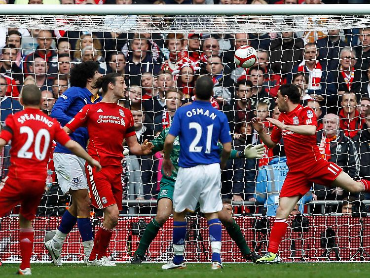 Vom Hinterkopf von Andy Carroll (2.v.l) prallte der Ball zum Liverpooler 2:1-Halbfinalsieg im Pokalfinale gegen den FC Everton ins Tor.