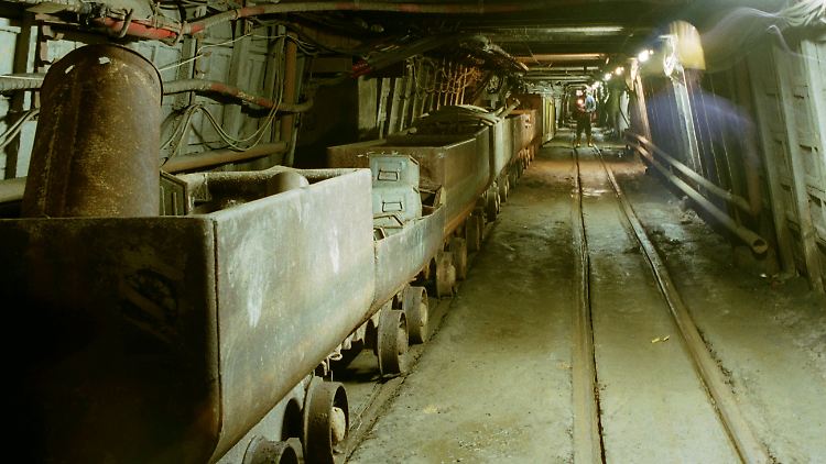In Deutschland gab es einmal Uranabbau: in Sachsen und Thüringen, gefördert von der "Sowjetisch-Deutschen Aktiengesellschaft Wismut". Dabei starben vermutlich tausende Kumpel an Lungenkrebs, die Zahl der anerkannten Strahlenopfer steigt noch immer.