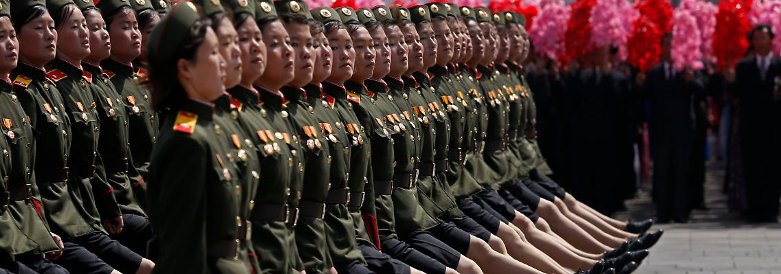 Militärparade im Gleichschritt.