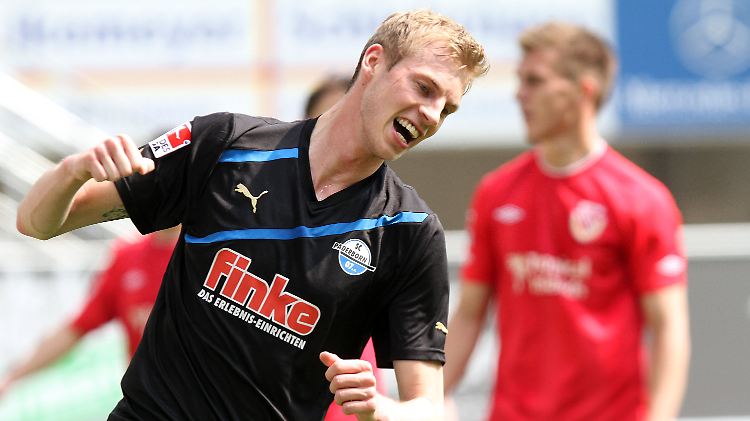 Paderborns Thomas Bertels freut sich gegen Cottbus über den Treffer von Teamkollege Sören Brandy.
