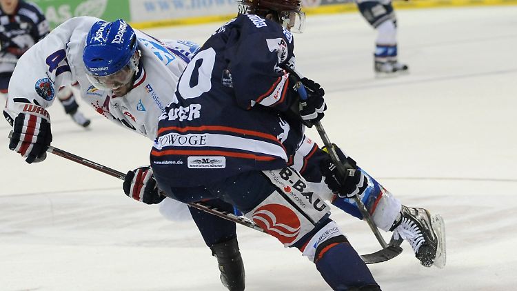 Erstes Spiel an den Meister: Auf eigenem Eis feierten die Berliner einen unspektakulären Sieg über Erzrivale Mannheim.
