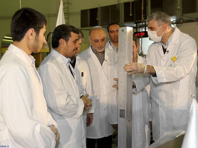 Der iranische Präsident Ahmadinedschad besichtigt einen Forschungsreaktor in der Nähe von Teheran.
