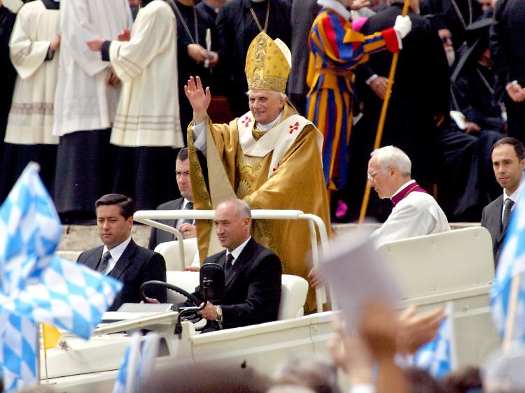 Bayern und der Papst - das ist eine enge Verbindung. Benedikt XVI. liebt es, wenn bei seiner wöchentlichen Generalaudienz auf dem Petersplatz weiß-blaue Fahnen wehen.