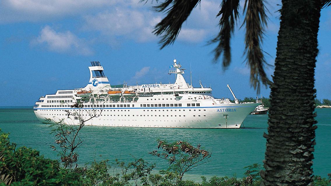 MS "Astoria" liegt im türkisfarbenen Wasser der Karibik vor Anker.